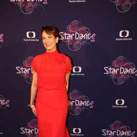 Dokonalou róbu od Tatiany Kovaříkové oblékla moderátorka večera Tereza Kostková. 