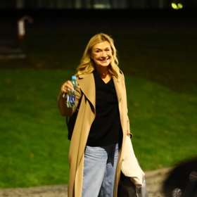 Herečka Jana Paulová a její vydařený ležérní model sestávající z džín s širokými nohavicemi, černého pulovru a nepřehlédnutelného pláště, který doplnily pohodlné bílé tenisky.