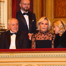 Helena Vondráčková do lóže Národního divadla usedla po boku manžela Martina Michala.