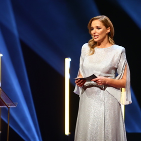 Moderátorka Cen Thálie 2024 Světlana Witowská oblékla stříbrné šaty ze švýcarského lamé.