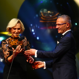 Cenu zpěvačce předal producent Janis Sidovský.