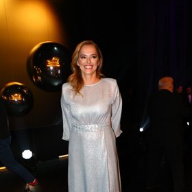 Moderátorka Thálií Světlana Witowská ve stříbrných šatech od návrhářky Beaty Rajské.