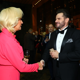 "Po dlouhé době upustila od přesně vystylovaných sepnutých účesů a zvolila vlasy vyfoukané do objemu. Sice i tady má každý vlas své místo, ale i tak to na mě působí volně, svěže a to je příjemná změna," říká Honza Kořínek o účesu Heleny Vondráčkové.