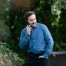 Davidovi totiž neustále vyvolává jeho kolegyně Lina.