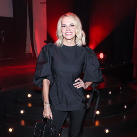 Zpěvačka Dara Rolins a její celočerný model, kterému dominovaly balónové rukávy s vázačkami.