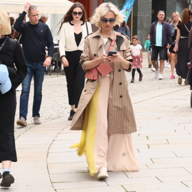 V Karlových Varech herečka vynesla spolu s pláštěm také sukni ze stejné kolekce Pietro Filipi z roku 2018, která také patří k Bářiným oblíbeným kouskům. Tentokrát set doplnila kabelka na způsob ledvinky v růžovém tónu.