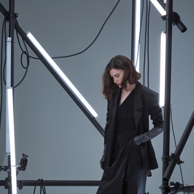 Set, který na Thálie vynesla herečka Anna Fialová, pochází z kampaně Capsule 2024 návrhářky Zuzany Kubíčkové.