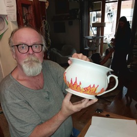 Záběr, který zachycuje Igora Bareše v procesu tvorby.