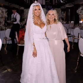 Lela Ceterová na svatbě se svou maminkou.