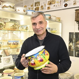 Herec a zpěvák Jiří Macháček pózuje se svým nočníkem, který pomaloval tanečnicemi flamenca.