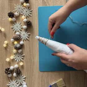 Kornout celý obmotejte provázkem či vlnou.