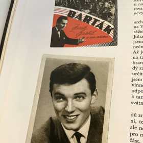 Účes nosil Karel Gott takzvaně "na emana".