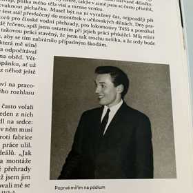 Fotografie z momentu, kdy Karel Gott míří poprvé na pódium.