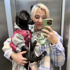 Kdykoliv vidí Anička Slováčková hezký obleček pro pejsky, tak neodolá.