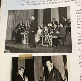 První živě přenášené vystoupení a Karel Gott se raději rozhodl použít pseudonym.