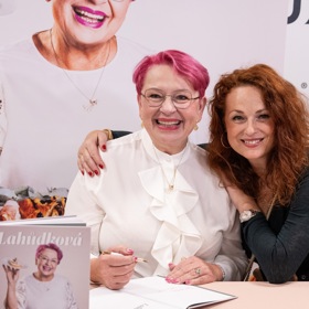 Mirka van Gils Slavíková nedávno s kmotrou Markétou Hrubešovou pokřtila novou knihu Lahůdková.