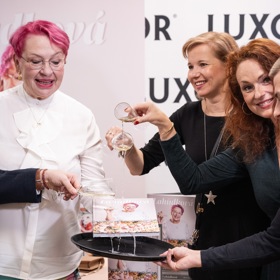 Mirka van Gils Slavíková mimo jiné proslula také svou růžovou barvou vlasů.