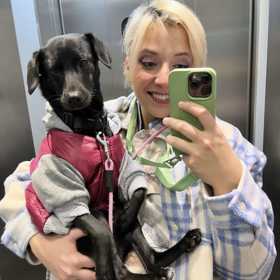 Fenka Jindřiška si prý různé kostýmy a oblečky užívá.