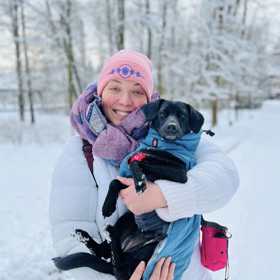 Zpěvačka Anička Slováčková pózuje se svou psí fenkou Jindřiškou.