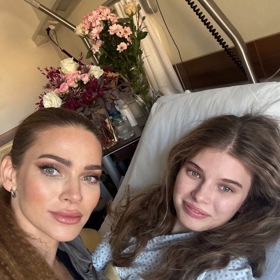 Dcera Andrey Verešové, Vanessa, je v rakouské nemocnici obklopena květinami.