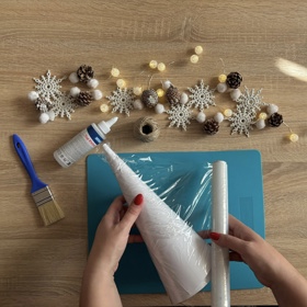 V případě provázkového stromečku, obalte kornout do potravinové folie.