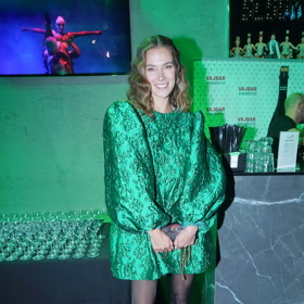 Andrea Bezděková propadla zelenému vánočními odstínu. Doladila jej černými doplňky a třpytivým psaníčkem.