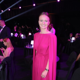 Tenistka Barbora Krejčíková zazářila na Českém slavíku v tmavě růžové róbě.