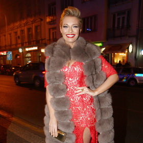 Lucie Borhyová v nepříliš lichotivých krajkovaných šatech a nevhodně zvolené kožešině. Tohle se nepovedlo.