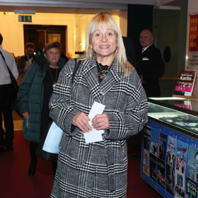 Herečka Pavla Tomicová oblékla stylový kostkovaný plášť na premiéru muzikálu Beetlejuice.