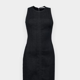 Pokud prahnete po nadčasovém, ale vždy stylovém střihu, získají si vás jednoduché šaty typu bodycon. Calvin Klein, 2 399 Kč