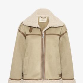 Broušená kůže i beránek, navíc také kontrastní lemování. To je praktická krátká bunda značky Cream za 3 299 Kč.