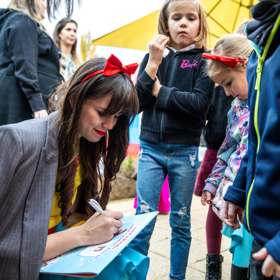 Karol měla během křtu kalendáře velké množství malých zájemců o podpisy.