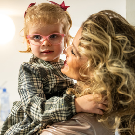 Malá Anežka má podle Michaely Štikové velký problém s levou rukou, trápí ji jemná motorika.