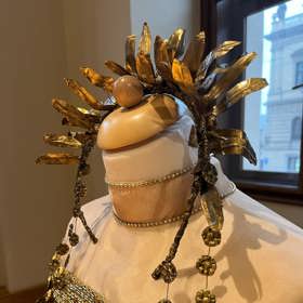 Korunka herečky Doroty Šlajerové ve vánoční pohádce Tři princezny v blízkém detailu.