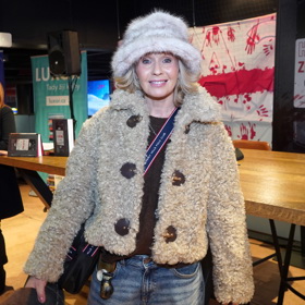 Tereza Pergnerová v huňatém kloboučku a trendy kožešinové bundičce do pasu.