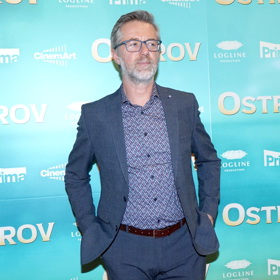 Jiří Langmajer nepatří mezi klasické sexsymboly, ale jeho chlapecký výraz ve tváři a jiskra v oku z něj i tak dělají idol žen.