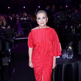 Bára Basiková oblékla na Českého slavíka rudé šaty jako pro Máří Magdalenu. Vyšperkovala je metalickými botami.