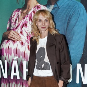 Půvabná blondýnka příjemně zkombinovala hned několik trendy odstínů.