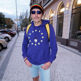 Největší módní halucinací večera byl reportér Jan Tuna. Oblékl džínové kraťasy, tmavě modrou mikinu a rasta čepici.