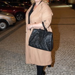 Herečka a moderátorka pořadu Na kafeečko magazínu Lifee.cz Miluška Bittnerová nosí ke svému velbloudímu kabátku černé doplňky. 