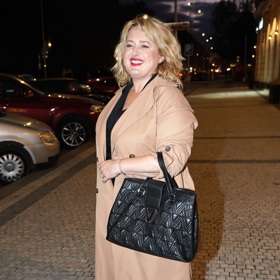 Herečka a moderátorka pořadu Na kafeečko magazínu Lifee.cz Miluška Bittnerová nosí ke svému velbloudímu kabátku černé doplňky. 