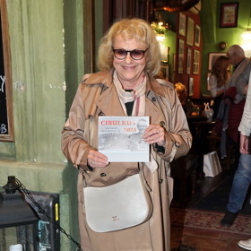 Malířka Iva Hüttnerová nosí na podzim camel trenčkot doplněný o béžovou koženou kabelku.