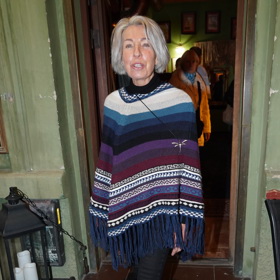 Zpěvačka Marcela Březinová se pochlubila stříbrným mikádem a vynesla teplé podzimní pončo.