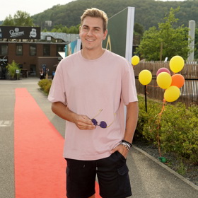 Herec David Gránský okouzluje uhlazeným vzhledem pravého gentlemana, urostlou postavou a sympatickým úsměvem divačky napříč generacemi. Znát ho můžete například díky seriálu ZOO.