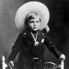 Vyrůstal na farmě, kde se také naučil skvěle jezdit na koni. To se mu v budoucích rolích více než hodilo.