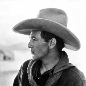 Gary Cooper začínal u filmu jako kaskadér. Protože byl ale často zraněný, rozhodl se raději začít hrát. Jeho kouzlu brzy podlehly nejen fanynky, ale také celý zástup hereckých kolegyň.