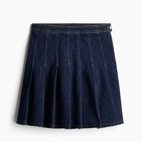 Minisukně se stylovými sklady může být ušita i z denimu. H&M, 599 Kč