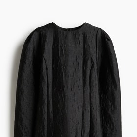 Áčkové minišaty jsou aktuálním módním hitem a pořídíte je v mnoha variantách. Stylové jsou ty jednoduchých tvarů a s dlouhými rukávy, H&M, 719 Kč.