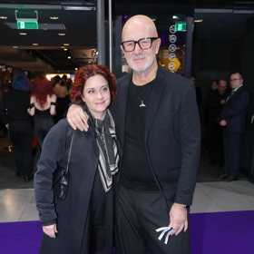 Ondřej Soukup a Lucia Šoralová, která namísto velké večerní zvolila malé černé doplněné o šátek a černé kozačky do poloviny lýtek. 