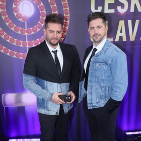 Jan Kopečný a Petr Ryšavý z kapely Botox vynesli kreativně zpracovaná pánská saka z džínoviny. 